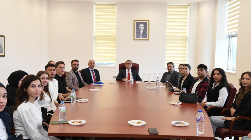 Rektör Prof. Dr. Mustafa Kasım Karahocagil, Eğitim Fakültesi Öğrenci Kalite Elçileriyle Bir Araya Geldi